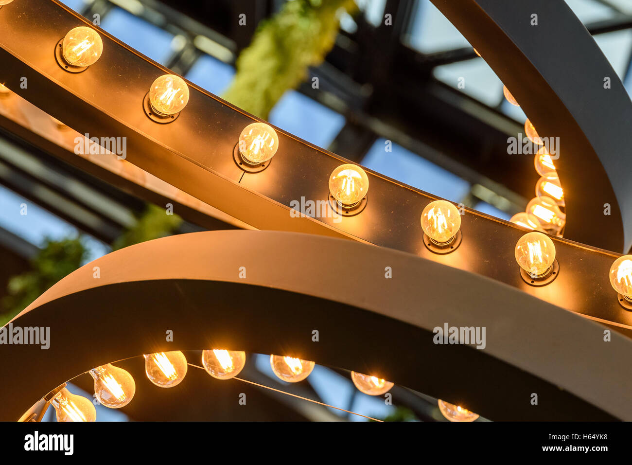 Powered sulle lampadine delle luci sul soffitto Foto Stock