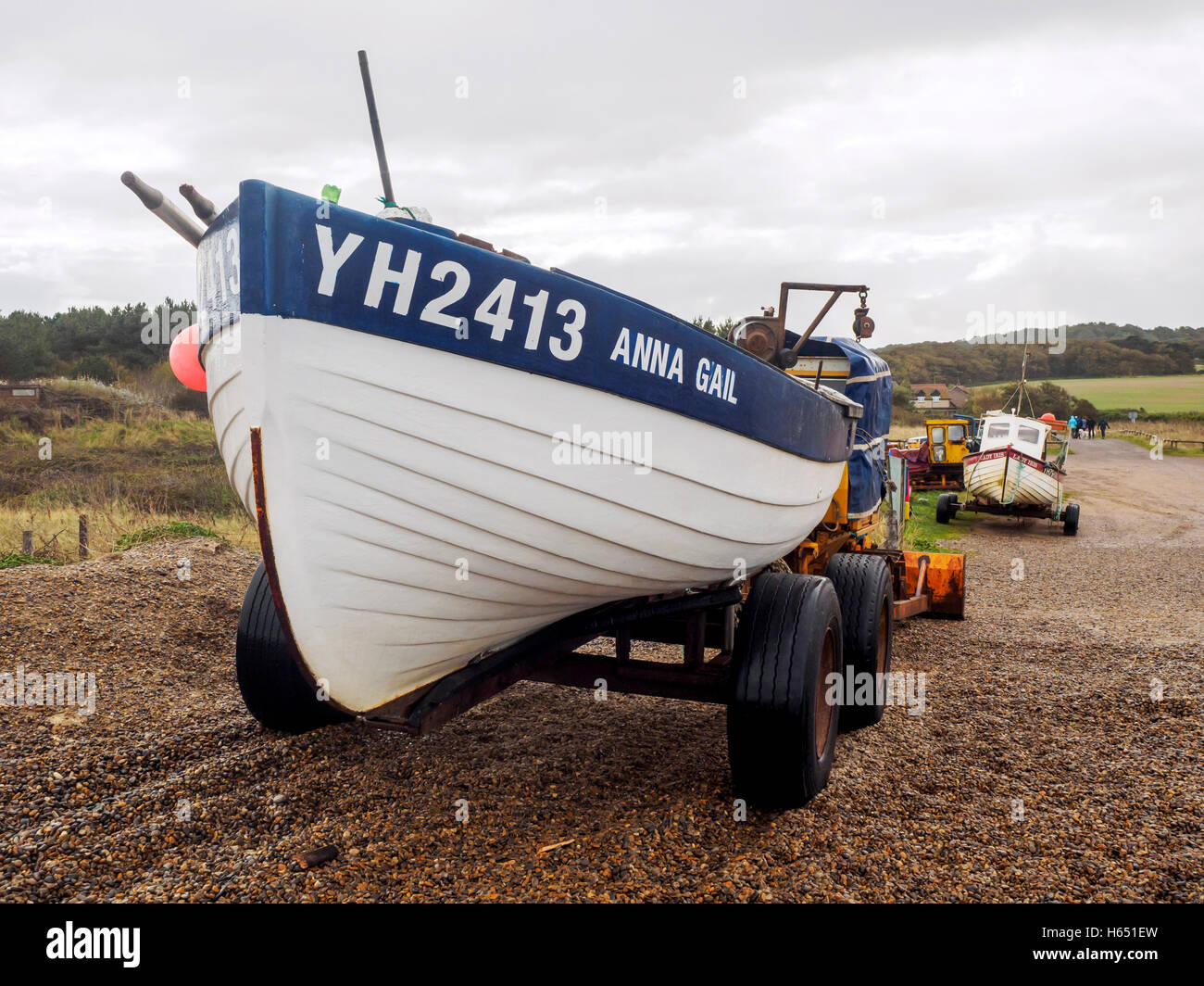 Norfolk tradizionali barche di granchio tirata fuori sulla spiaggia di ciottoli a Weybourne, Norfolk. Foto Stock