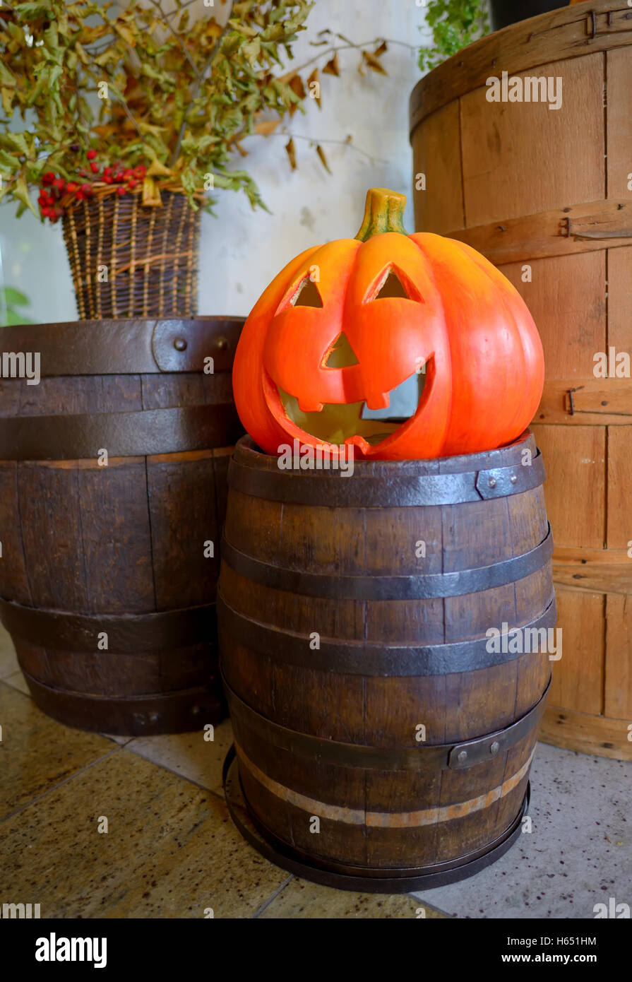 Zucca di Halloween jack testa lanterna sul barile di legno Foto Stock