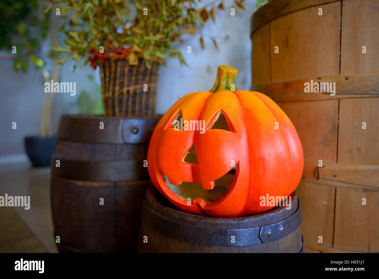 Zucca di Halloween jack testa lanterna sul barile di legno Foto Stock