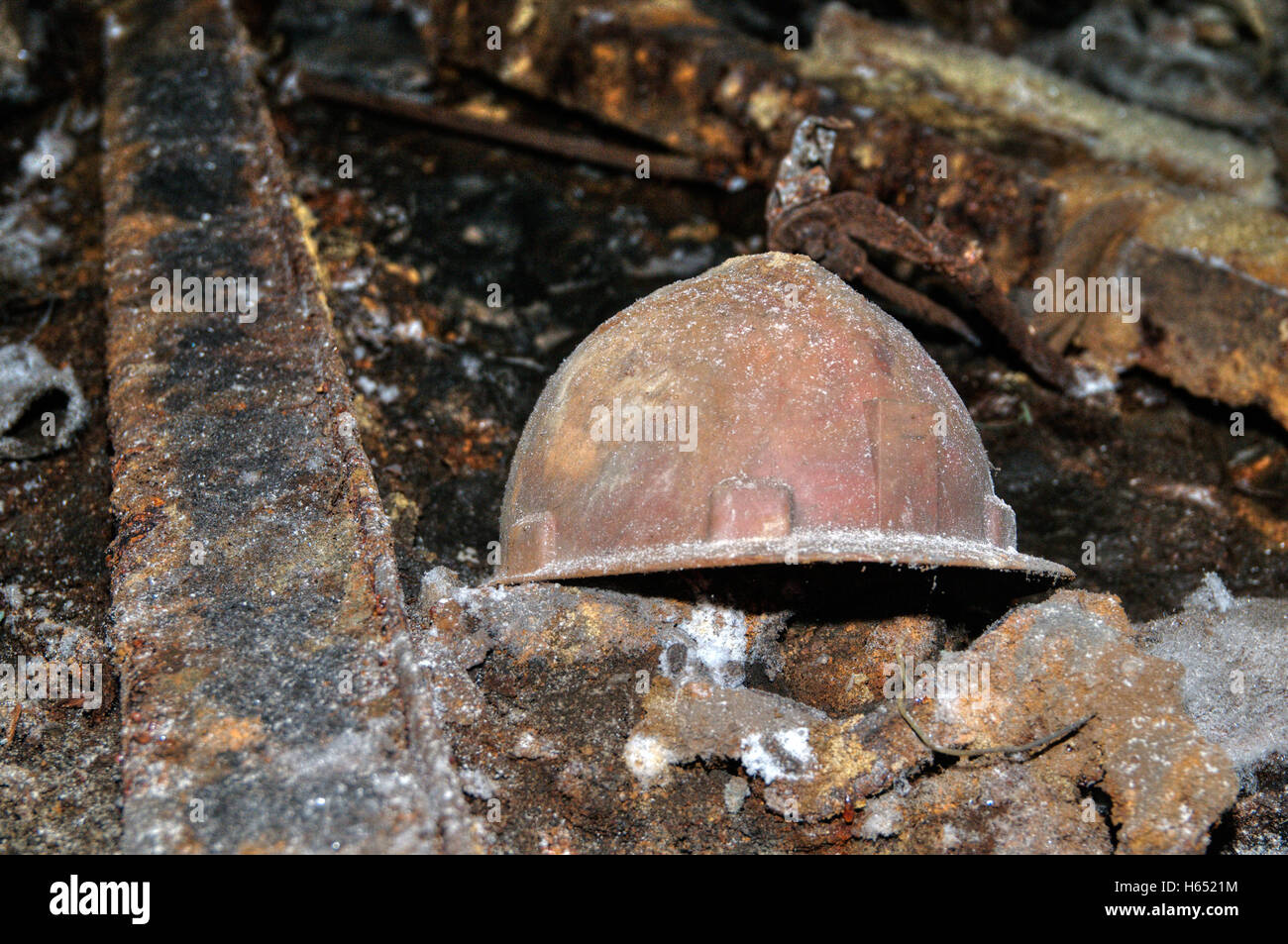 Il vecchio minatore della casco in una miniera abbandonata Foto Stock