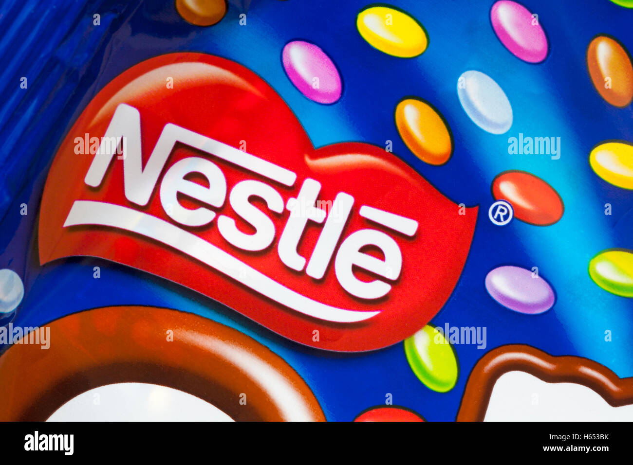 Nestle logo sulla confezione multipla di trattare la dimensione Nestle mini Smarties Foto Stock