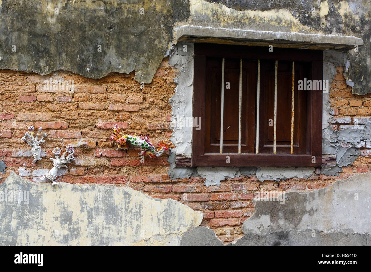 Georgetown, Penang, Malesia - 18 Aprile 2016: il vecchio muro di mattoni con una finestra in legno Foto Stock