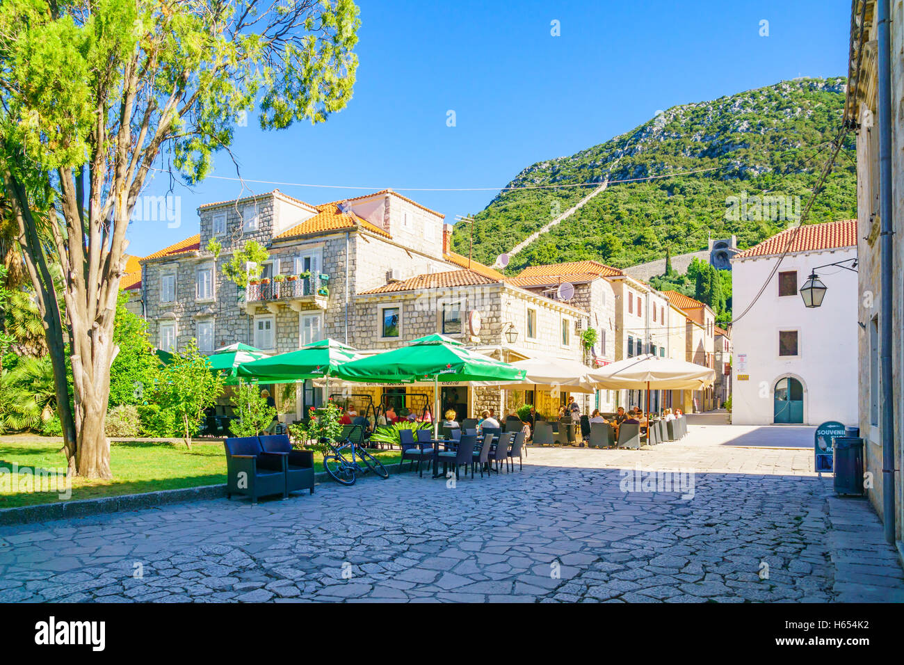 STON, Croazia - 25 giugno 2015: tipica scena di strada nel villaggio di Ston, con ristoranti, le vecchie mura, la gente del posto e i turisti Foto Stock