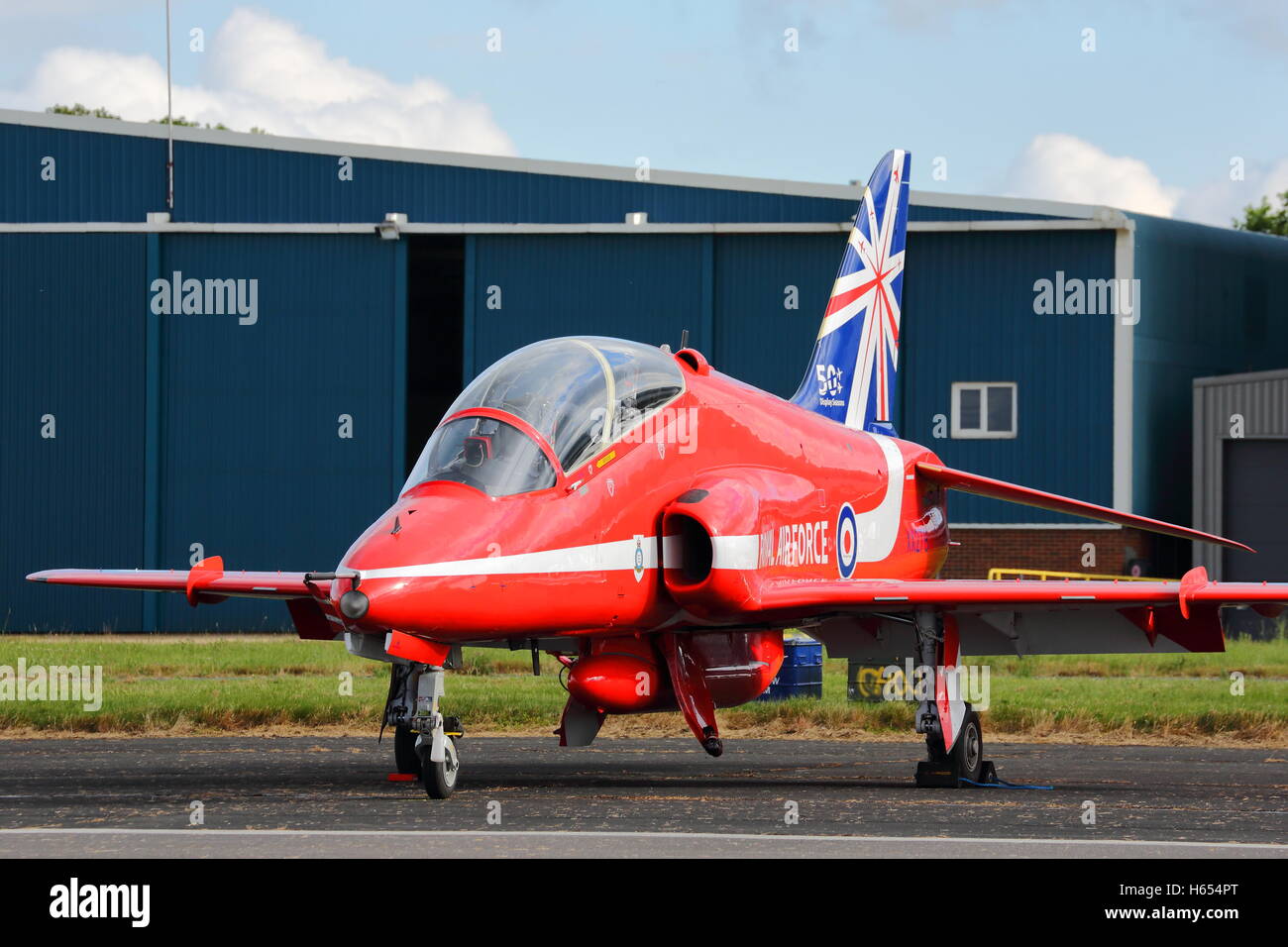 Le frecce rosse BAE Systems Hawk T.1 parcheggiato a Biggin Hill Air Show 2014 Foto Stock