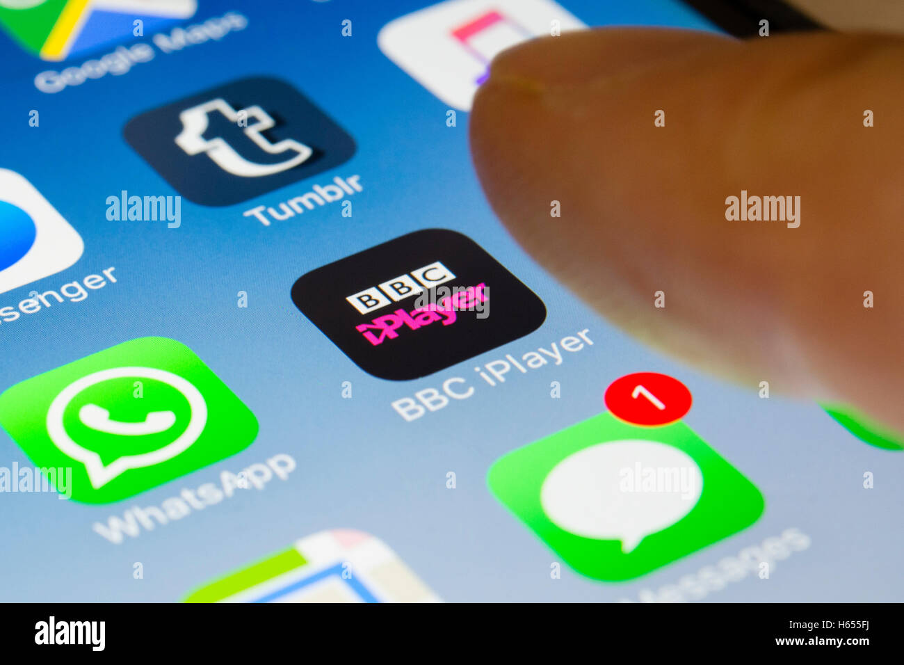 BBC iPlayer streaming tv service app close up su iPhone smart schermata telefono Foto Stock