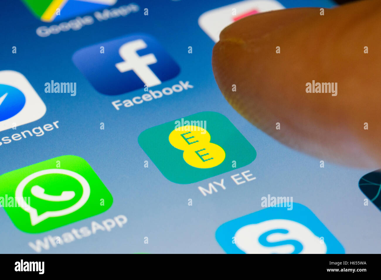 Il mio EE di rete di telefonia mobile provider online app close up su iPhone smart schermata telefono Foto Stock