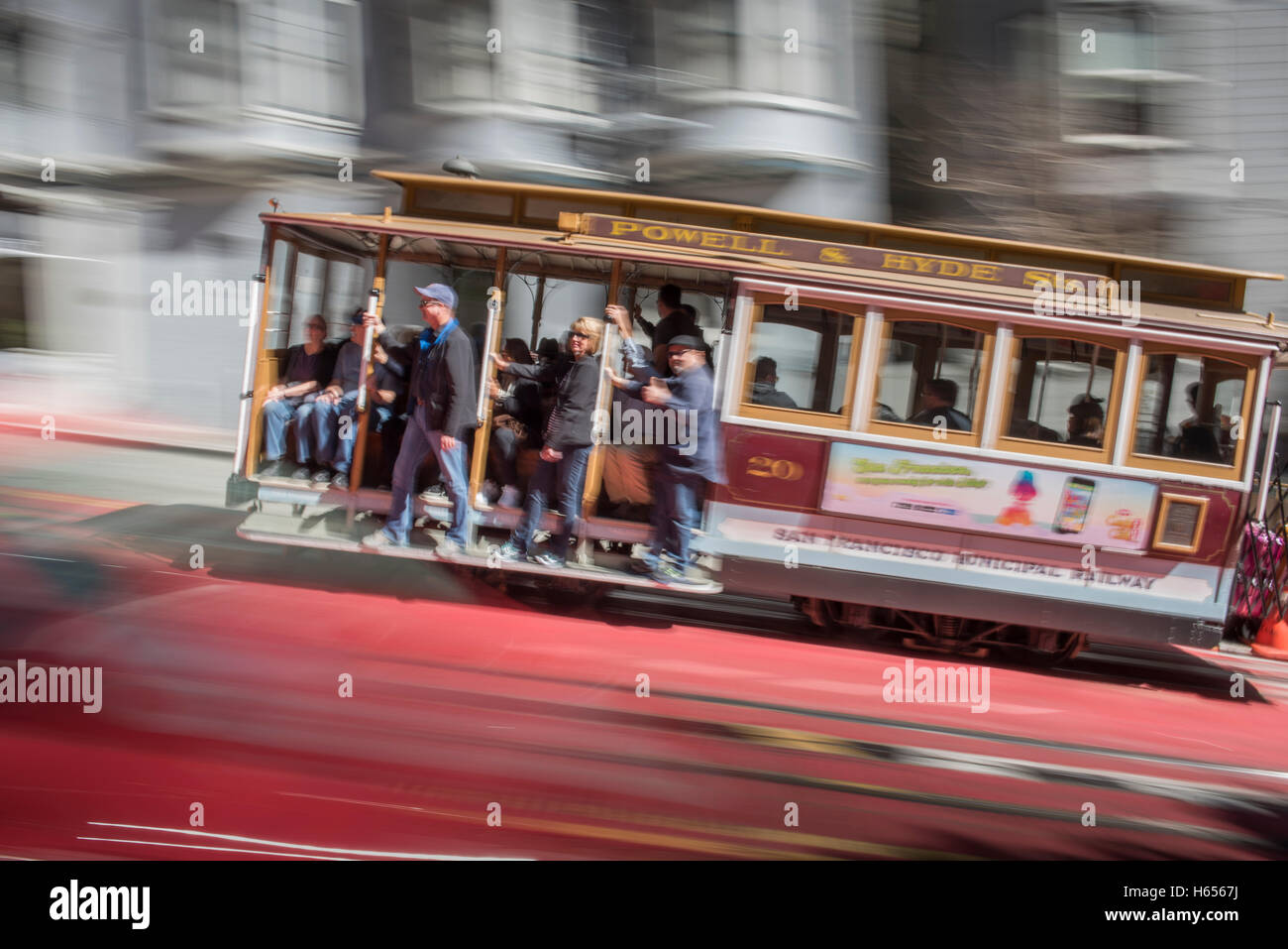 Persone in sella a una macchina di cavo su Powell Street di San Francisco, California, Stati Uniti d'America Foto Stock