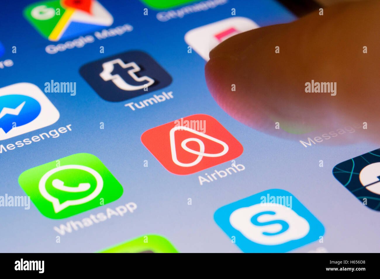 Alloggio Airbnb app prenotazione close up su iPhone smart schermata telefono Foto Stock