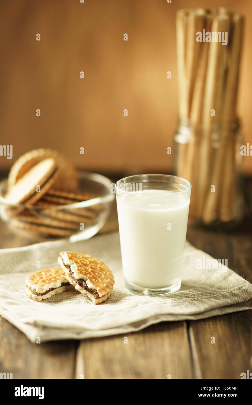 I biscotti con un bicchiere di latte Foto Stock