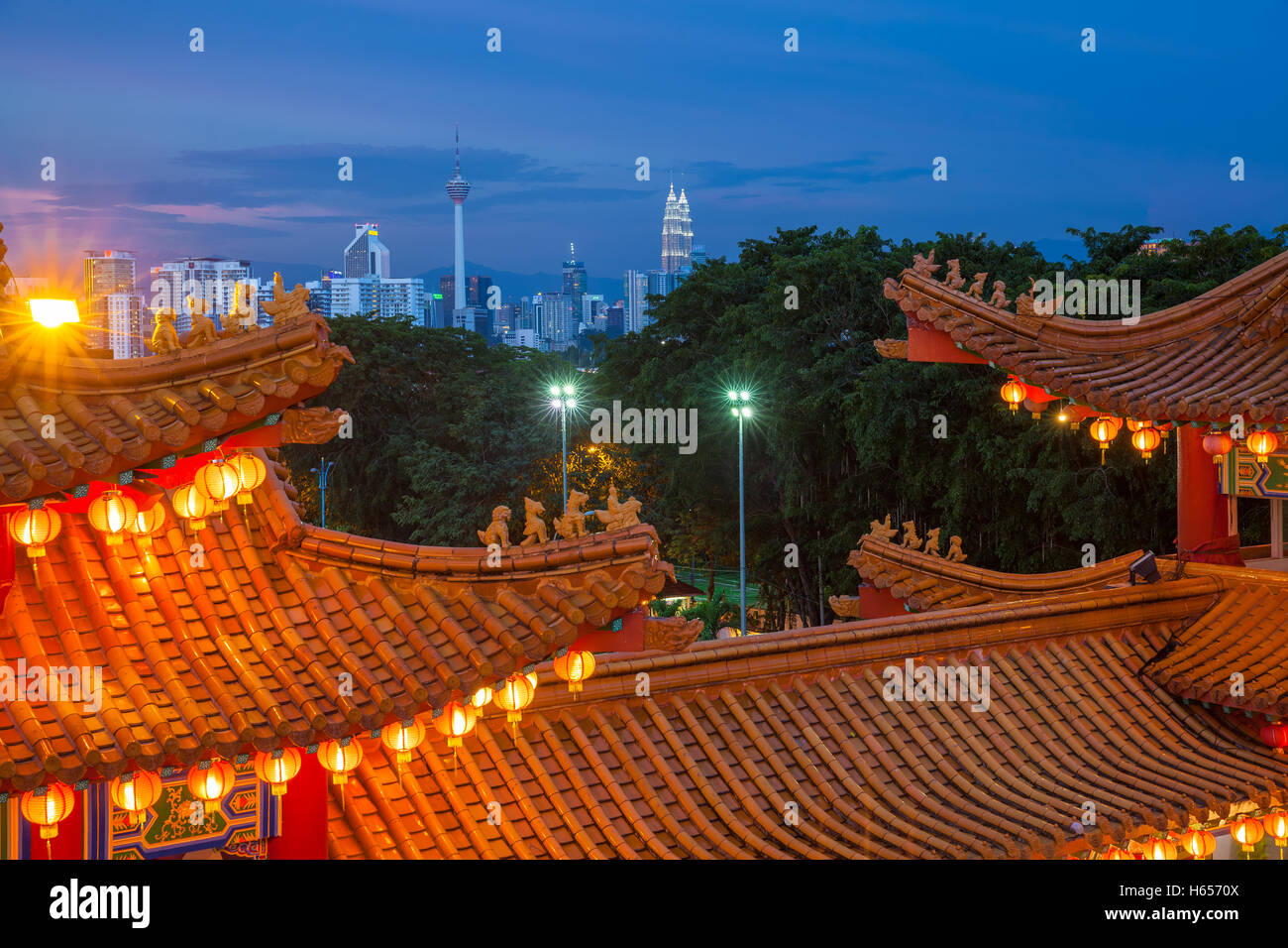 Vista del tramonto dello skyline di Kuala Lumpur come visto da Thean Hou Tempio illuminato per il Mid-Autumn Festival, Malaysia. Foto Stock