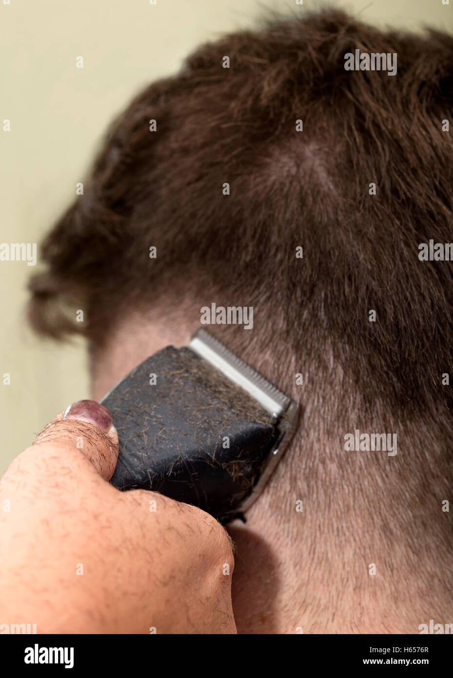 Al parrucchiere di ottenere un nuovo taglio di capelli maschile. Foto Stock