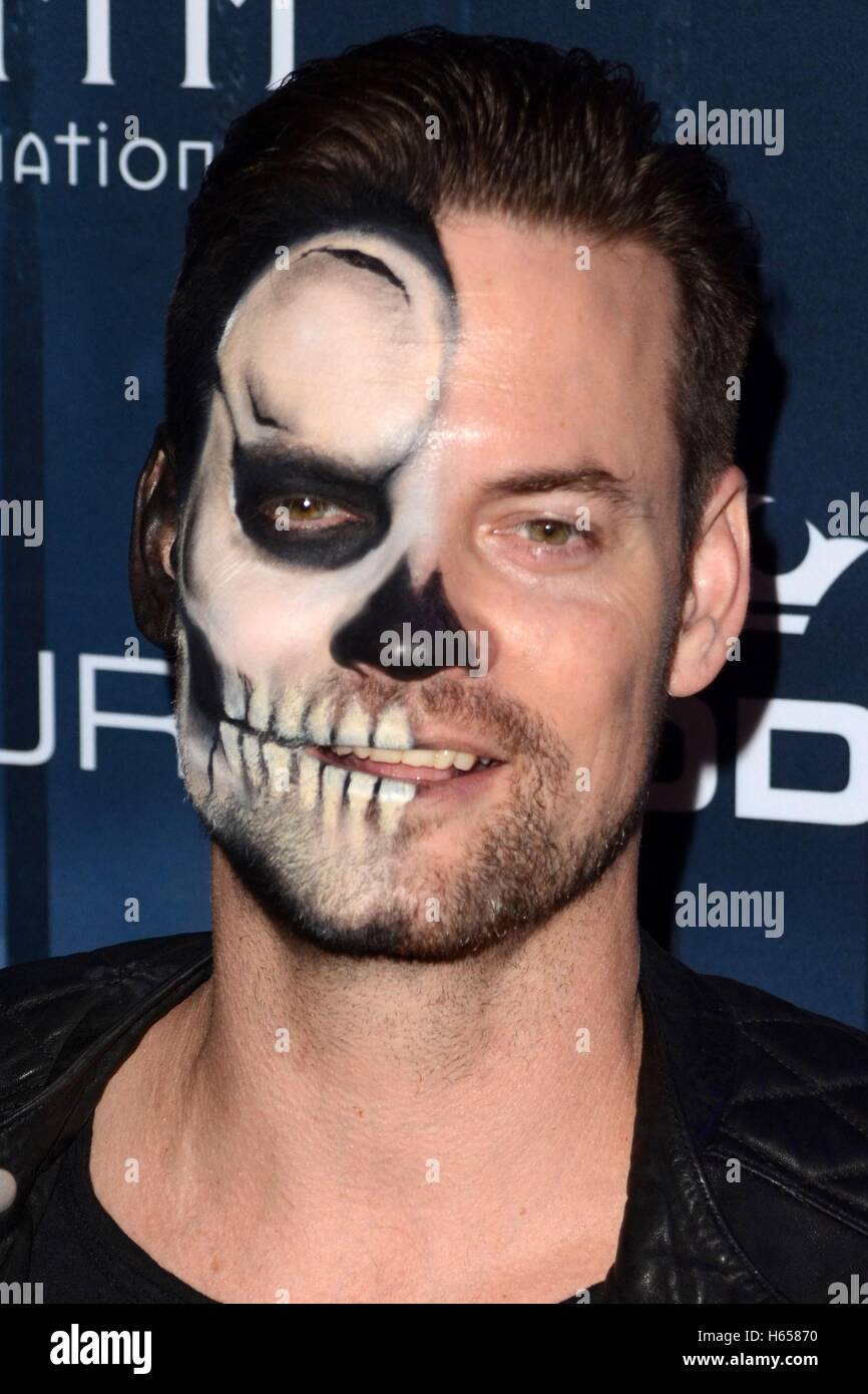 Los Angeles, CA, Stati Uniti d'America. 22 ottobre, 2016. Shane West presso gli arrivi per 2016 Maxim festa di Halloween, Shrine Auditorium, Los Angeles, CA, 22 ottobre 2016. © Priscilla concedere/Everett raccolta/Alamy Live News Foto Stock