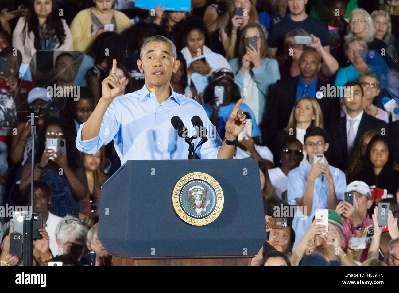 Las Vegas, Stati Uniti d'America. 23 Ott, 2016. Il presidente Obama rally la folla al voto anticipato rally su 23 Ottobre 2016 a Cheyenne High School in North Las Vegas NV. Credito: la foto di accesso/Alamy Live News Foto Stock
