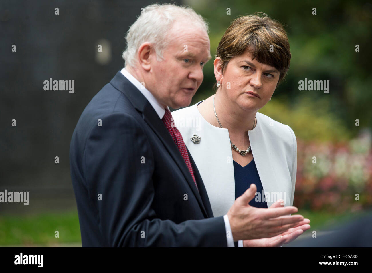 Londra, Regno Unito. 24 ott 2016. Downing Street.london.Il Primo Ministro Theresa Maggio incontra i leader del 3 governi decentrati davanti al britannico di negoziati a lasciare l'UE.Pic mostra Irlanda del Nord Primo Ministro Arlene Foster e il Vice Ministro Martin McGuinness Credito: PAOLO GROVER/Alamy Live News Foto Stock