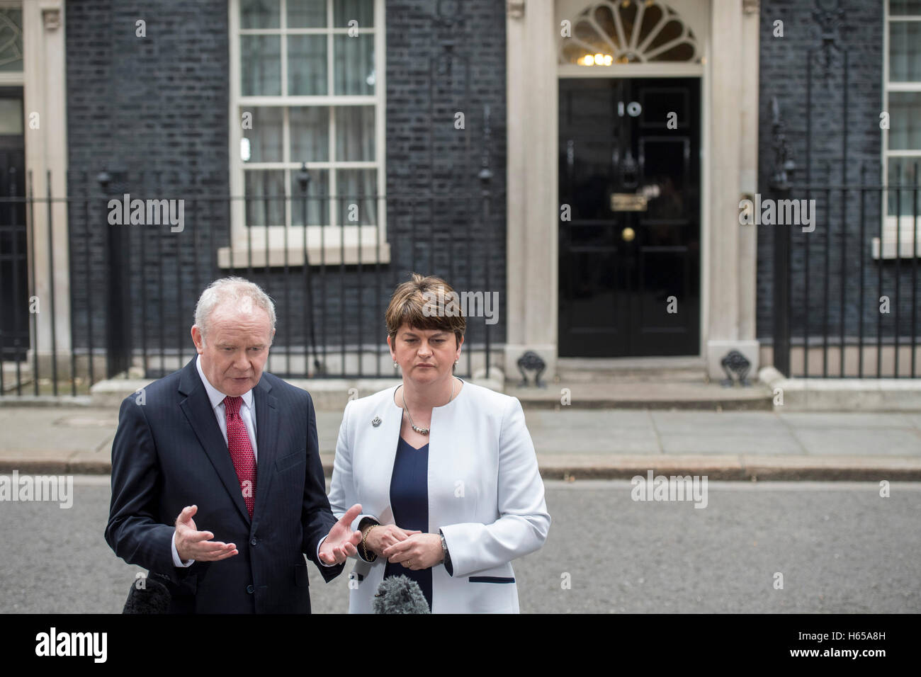 Londra, Regno Unito. 24 ott 2016. Downing Street.london.Il Primo Ministro Theresa Maggio incontra i leader del 3 governi decentrati davanti al britannico di negoziati a lasciare l'UE.Pic mostra Irlanda del Nord Primo Ministro Arlene Foster e il Vice Ministro Martin McGuinness Credito: PAOLO GROVER/Alamy Live News Foto Stock