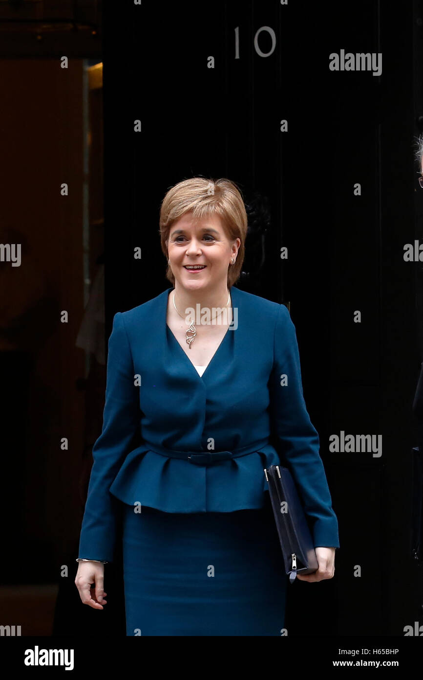 Londra, Regno Unito. 24 ott 2016. Del primo ministro di Scozia Nicola Storione arriva per un incontro con la Gran Bretagna è il primo ministro Theresa Maggio al 10 di Downing Street a Londra, Regno Unito, Lunedì 24 Ottobre, 2016. Credito: Luca MacGregor/Alamy Live News Foto Stock