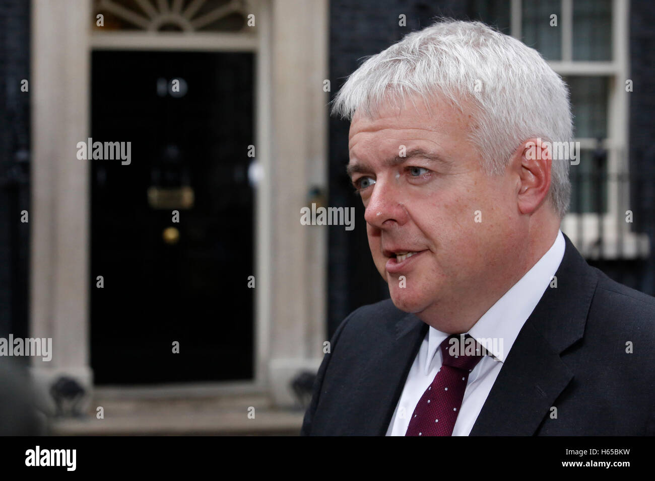 Londra, Regno Unito. 24 ott 2016. Il Galles Primo Ministro Carwyn Jones parla di media dopo una riunione con la Gran Bretagna è il primo ministro Theresa Maggio al 10 di Downing Street a Londra, Regno Unito, Lunedì 24 Ottobre, 2016. Credito: Luca MacGregor/Alamy Live News Foto Stock