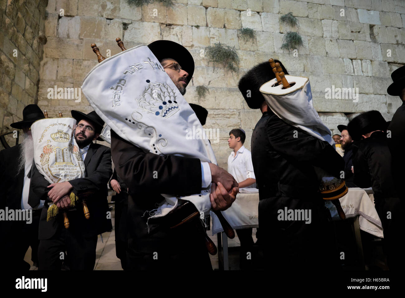 Gerusalemme, Israele. 24 ott 2016. Ultra Ortodosso Ebrei religiosi uomini danzano con cartigli di Torah come si celebra il Simchat Torah una festa ebraica che celebra e segna la conclusione del ciclo annuale di Torah pubbliche letture, e l inizio di un nuovo ciclo nella parete occidentale della città vecchia di Gerusalemme Est Israele Credito: Eddie Gerald/Alamy Live News Foto Stock