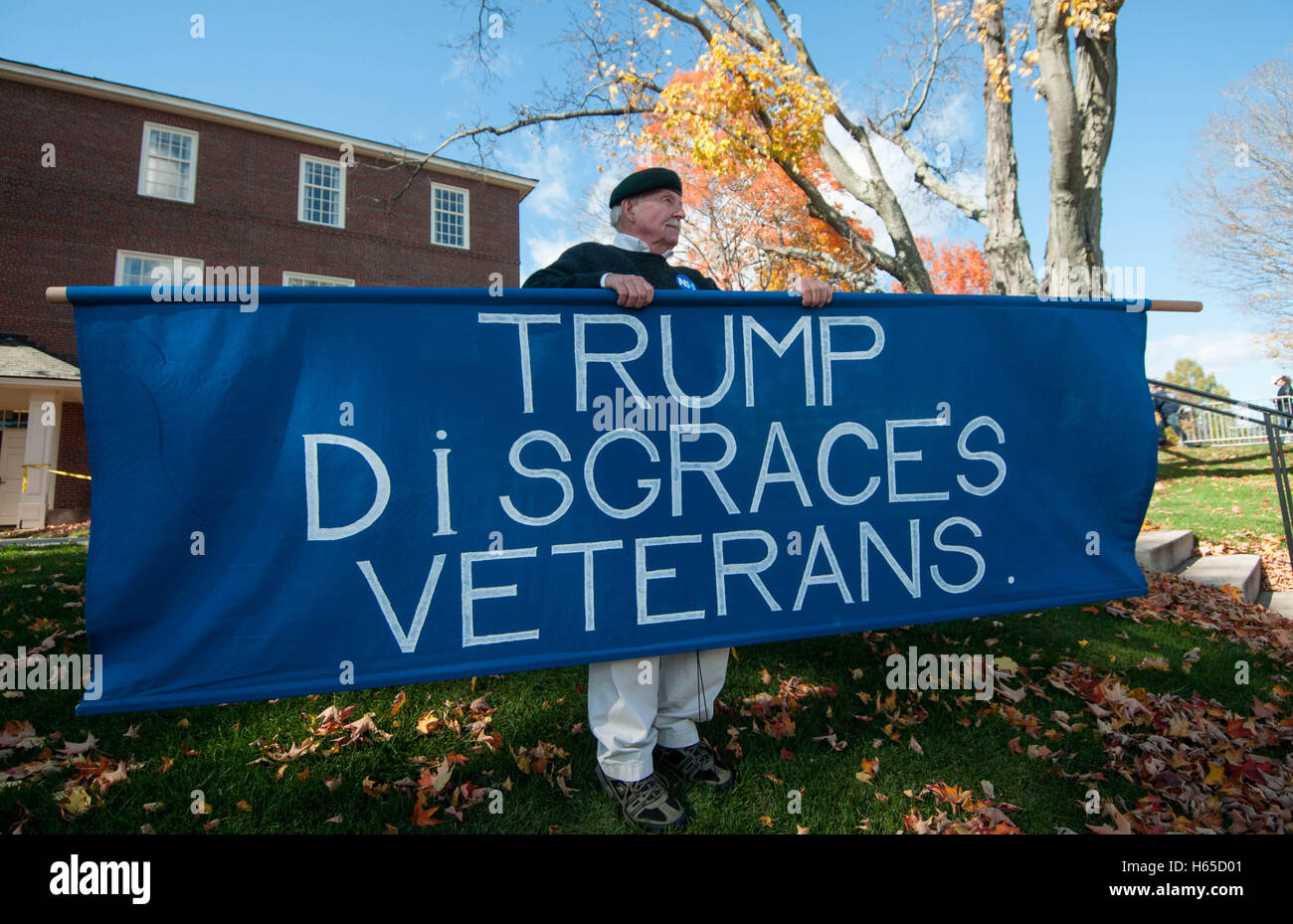 Manchester, New Hampshire, Stati Uniti d'America. 24 ott 2016. Stati Uniti Esercito veterano John W. Jones proteste Donald Trump a Manchester, New Hampshire, Stati Uniti d'America. Credito: Andrew Cline/Alamy Live News Foto Stock