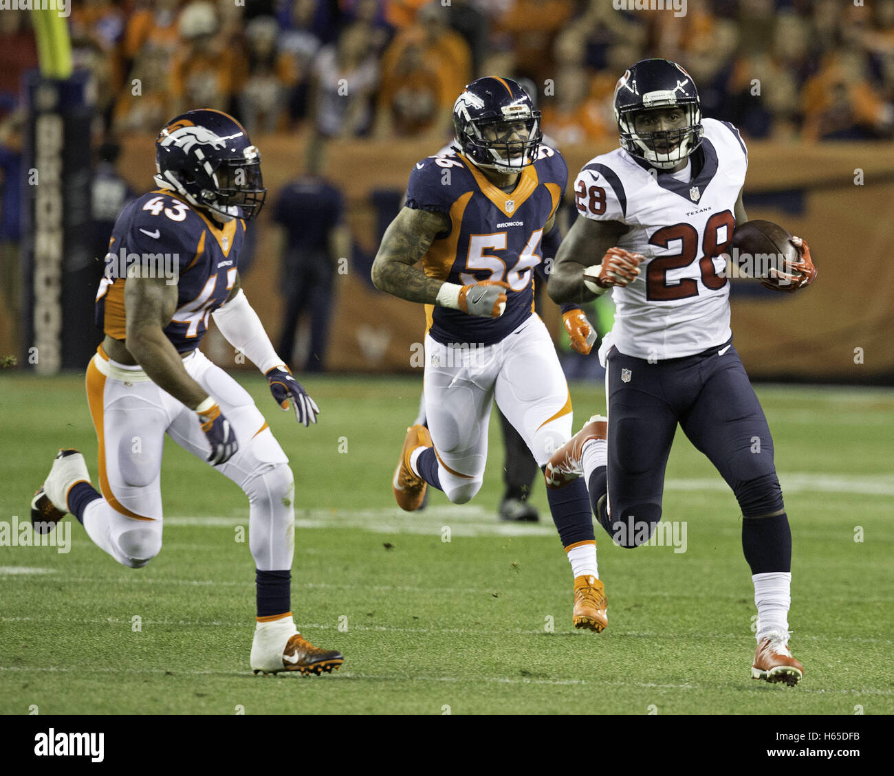 Broomfield, Colorado, Stati Uniti d'America. 24 ott 2016. Texans RB ALFRED BLU, diritto, corre per big yardage durante la 1a. Mezza a autorità sportive Field at Mile High lunedì notte. I Broncos battere i Texans 27-9. Credito: Hector Acevedo/ZUMA filo/Alamy Live News Foto Stock