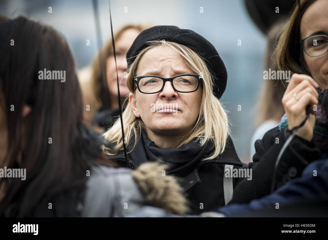 Bruxelles, Belgio. 24 ott 2016. Donne polacche in nero tenere il prostest (Czarny protesta, protesta nero) nella parte anteriore dell'UE con sede a Bruxelles, in Belgio, il 24.10.2016 sono per protestare contro il divieto previsto sull aborto in Polonia e la chiamata per il compimento delle loro richieste da Wiktor Dabkowski | Utilizzo di credito in tutto il mondo: dpa/Alamy Live News Foto Stock