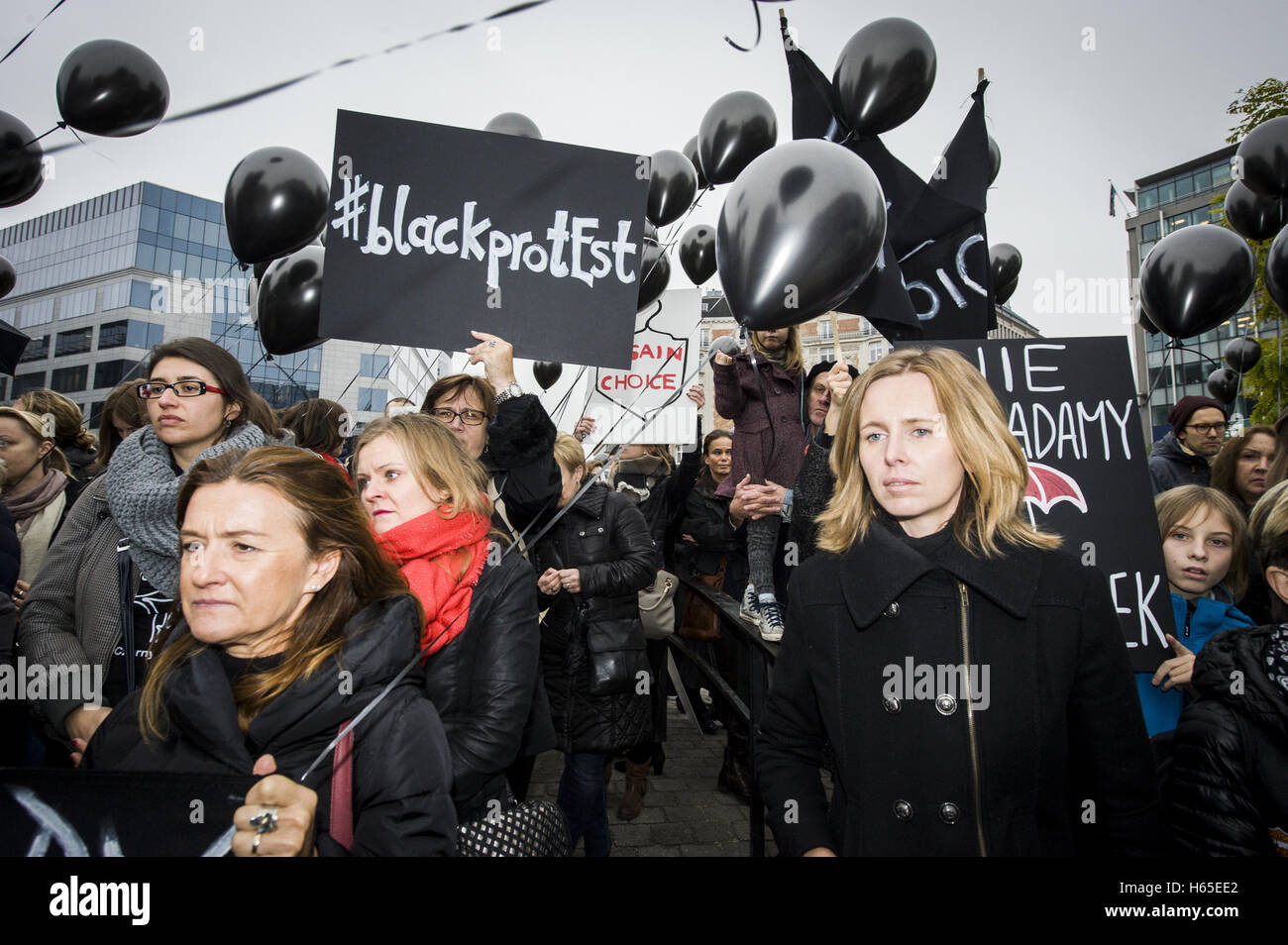 Bruxelles, Belgio. 24 ott 2016. Donne polacche in nero tenere il prostest (Czarny protesta, protesta nero) nella parte anteriore dell'UE con sede a Bruxelles, in Belgio, il 24.10.2016 sono per protestare contro il divieto previsto sull aborto in Polonia e la chiamata per il compimento delle loro richieste da Wiktor Dabkowski | Utilizzo di credito in tutto il mondo: dpa/Alamy Live News Foto Stock