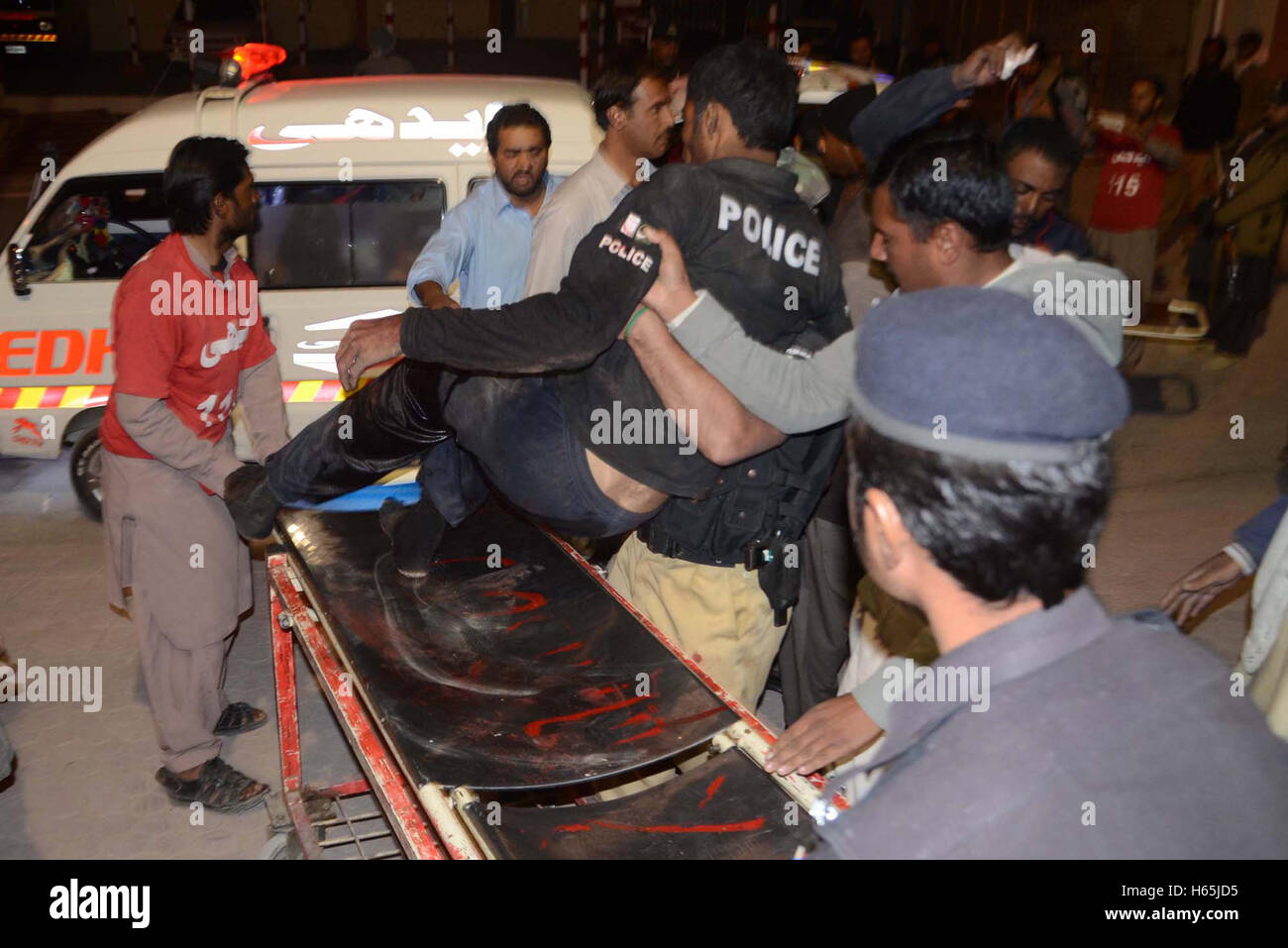 Il pakistan. 25 ottobre, 2016. Polizia feriti cadetti sono trasferiti in ospedale dopo un attacco di terroristi a Quetta alla formazione delle forze di polizia college Martedì, 25 ottobre 2016. Attacco lasciare 60 cadetti abbracciare il martirio e 165 feriti. L'attacco rivendicato da Lashkar-e-Jhangvi.. Credito: Asianet-Pakistan/Alamy Live News Foto Stock