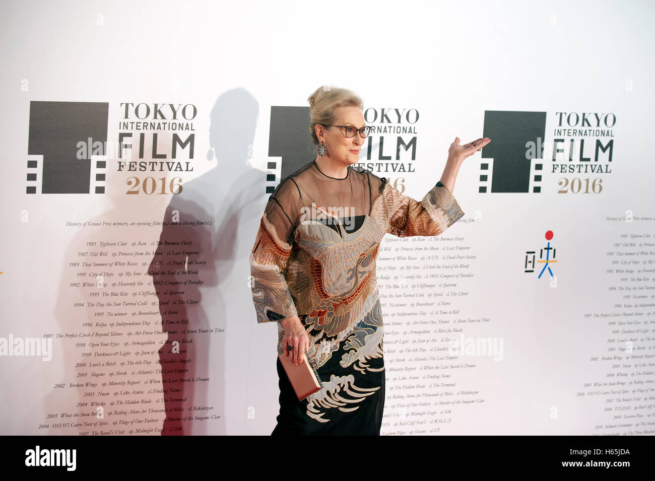 Tokyo, Giappone. 25 ott. 2016. American attrice Meryl Streep assiste al red carpet Ricevimento di apertura per la ventinovesima Tokyo International Film Festival a Roppongi Hills Arena di Roppongi, Tokyo. HIROKO TANAKA/Alamy Live News Foto Stock