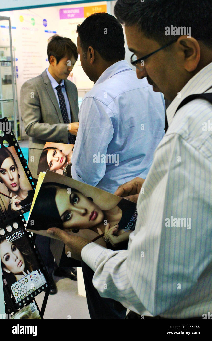 Visione-X 2016 Dubai, Dubai, Emirati Arabi Uniti. Il 25 ottobre 2016. In Vision-X troverete i nuovi marchi & soluzioni per guidare il tuo business nel 2016, essere ispirato dal design fresco per il vostro business da oltre 250 marchi e prodotti innovativi, dal mercato medio-alto volume marchi a livello globale i nomi dei designer di lancio nella regione, trovarla prima a Vision-X. Credito: Robert Oswald Alfiler/Alamy Live News Foto Stock