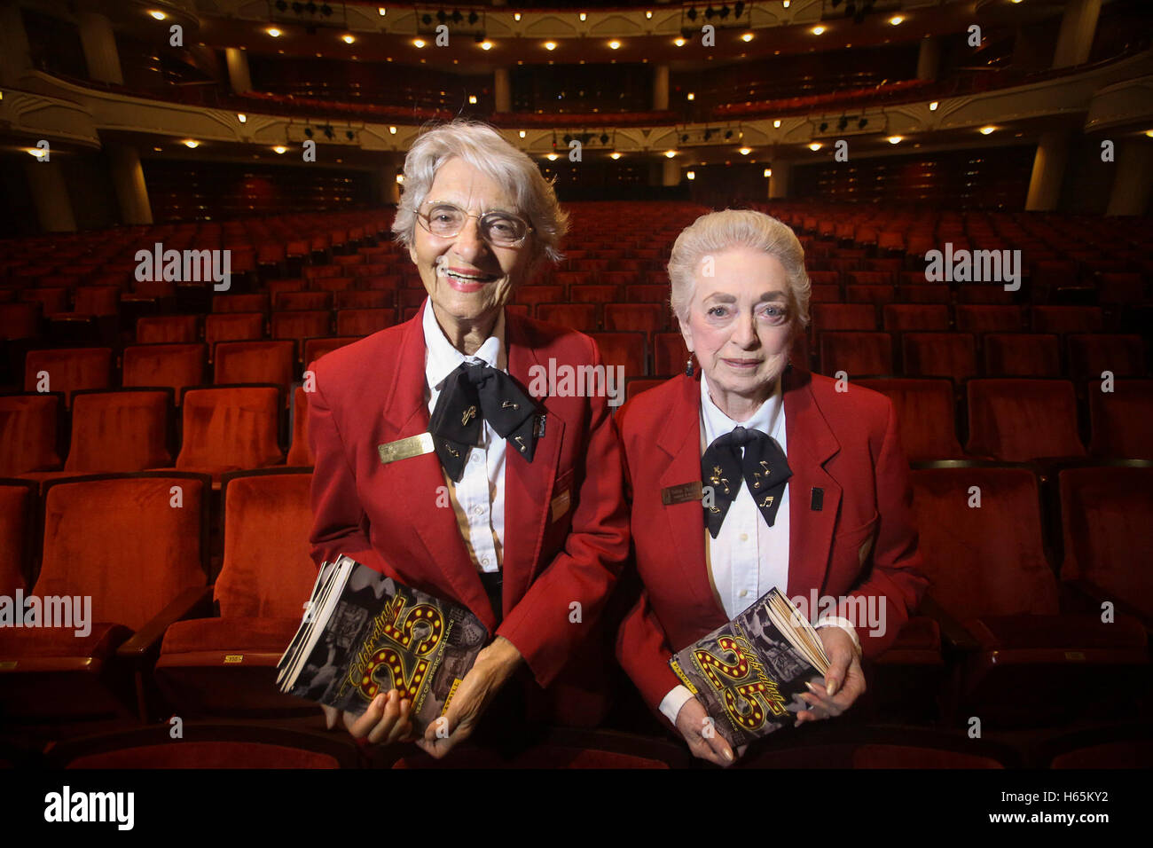 Florida, Stati Uniti d'America. 25 ott 2016. Rita Bjork (sinistra) e Selma Rudnick (a destra), il lungo-servizio uscieri al Kravis Center, fotografato Martedì, 25 ottobre 2016. © Bruce R. Bennett/Palm Beach post/ZUMA filo/Alamy Live News Foto Stock