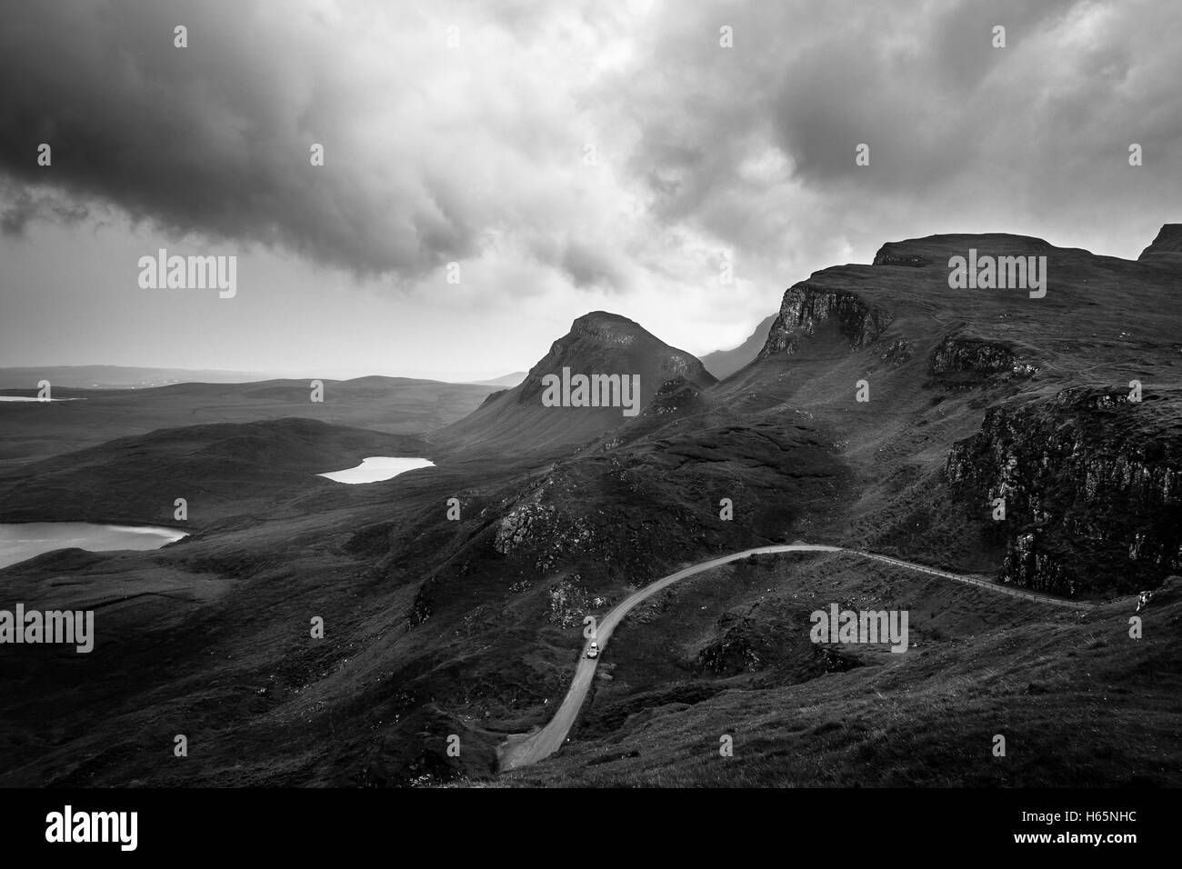 Guida auto nelle Highland Scozzesi paesaggi di montagna del Quiraing, Isola di Skye in Scozia con su strada curva Foto Stock