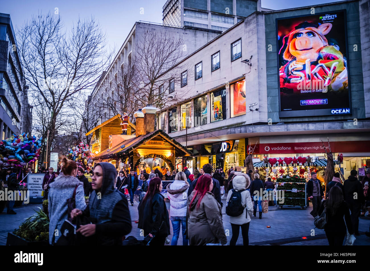 Tedesco Francoforte Natale mercato scena di strada, Birmingham, Regno Unito Foto Stock