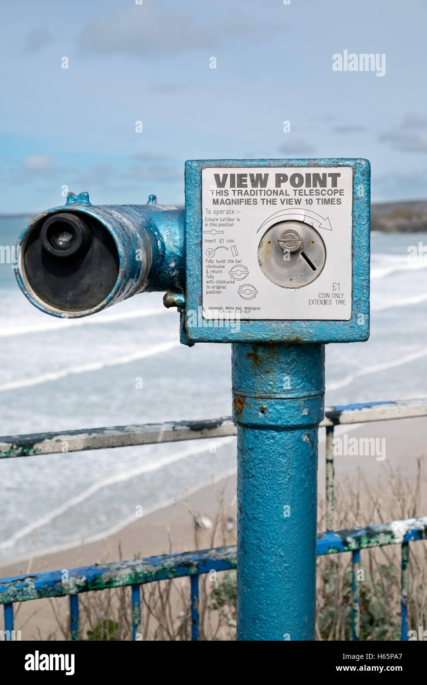 Un tradizionale punto di vista telescopio a pagamento che si affaccia sulla spiaggia e il mare a Newquay, Cornwall, Regno Unito Foto Stock