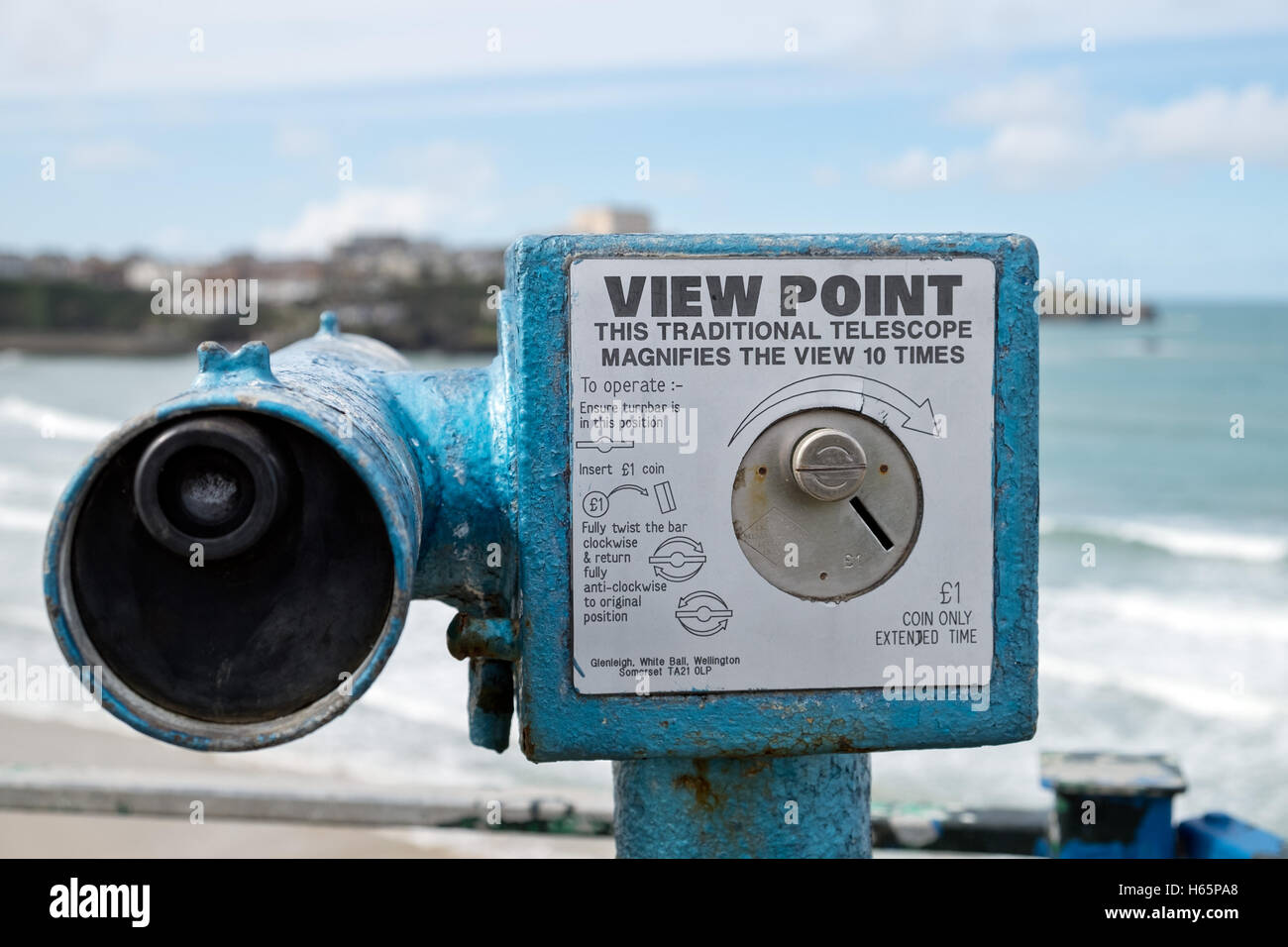 Un tradizionale punto di vista telescopio a pagamento che si affaccia sulla spiaggia e il mare a Newquay, Cornwall, Regno Unito Foto Stock