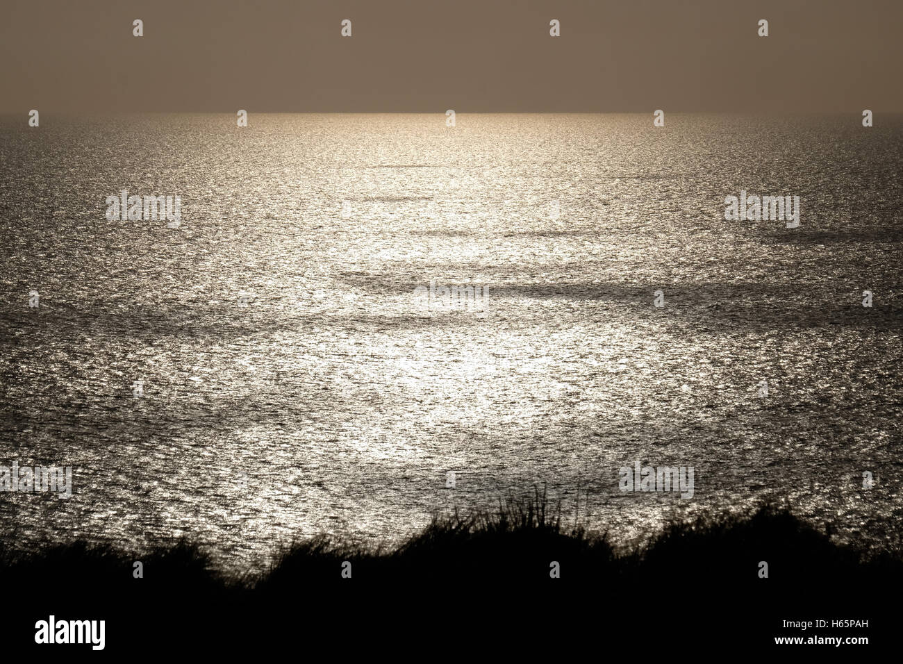 Un sublime vista di una serata argenteo mare off egli costa di Cornwall, Regno Unito Foto Stock