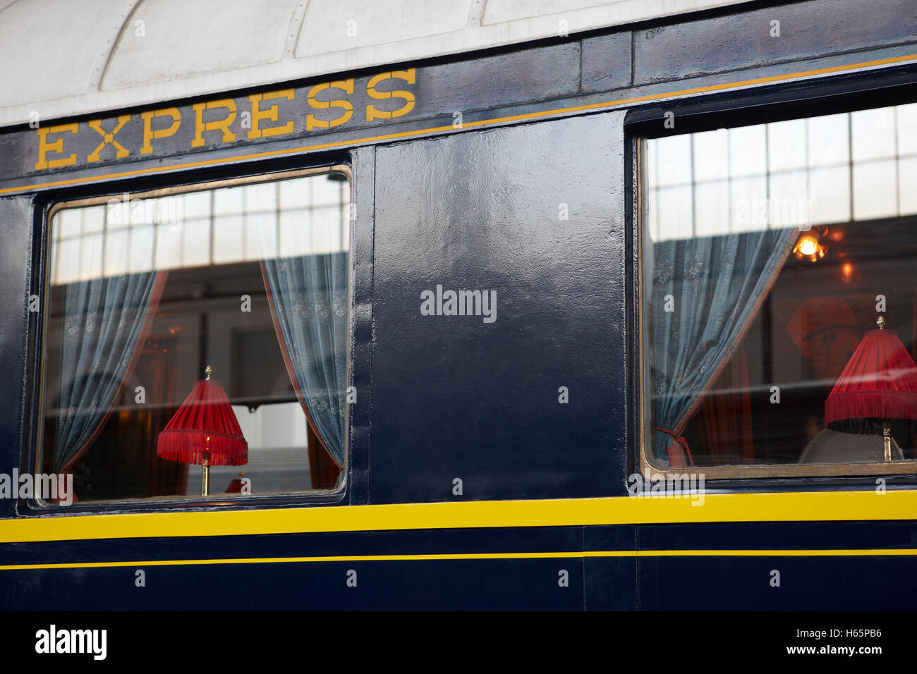 Antique express treno carro con windows e lampade. Posizione orizzontale Foto Stock