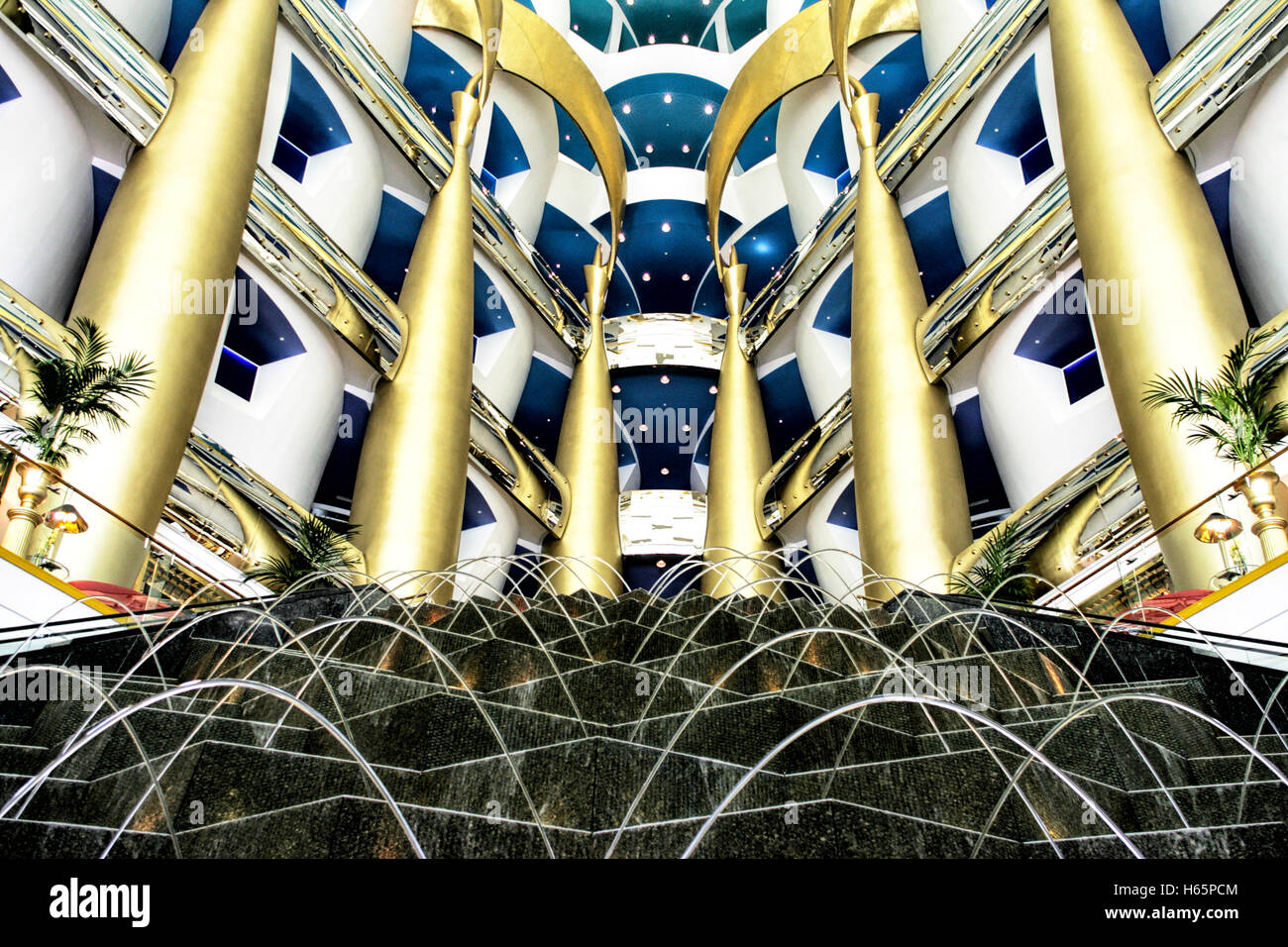 Atrium con fontane al Burj Al Arab Hotel Dubai Foto Stock
