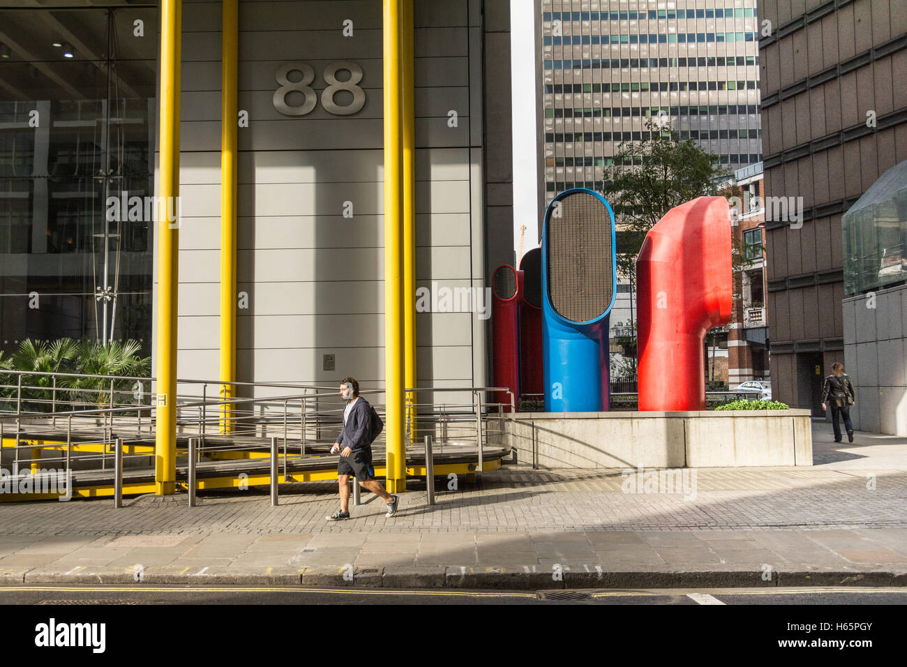 Vivacemente colorato pozzi di ventilazione a 88 Wood Street, nella città di Londra, Regno Unito Foto Stock