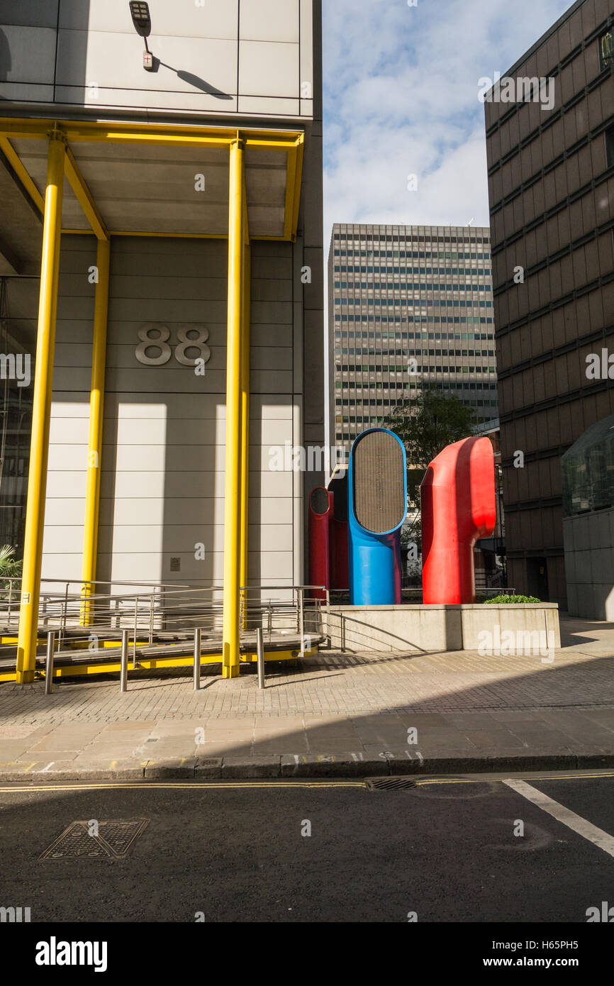 Vivacemente colorato pozzi di ventilazione a 88 Wood Street, nella città di Londra, Regno Unito Foto Stock