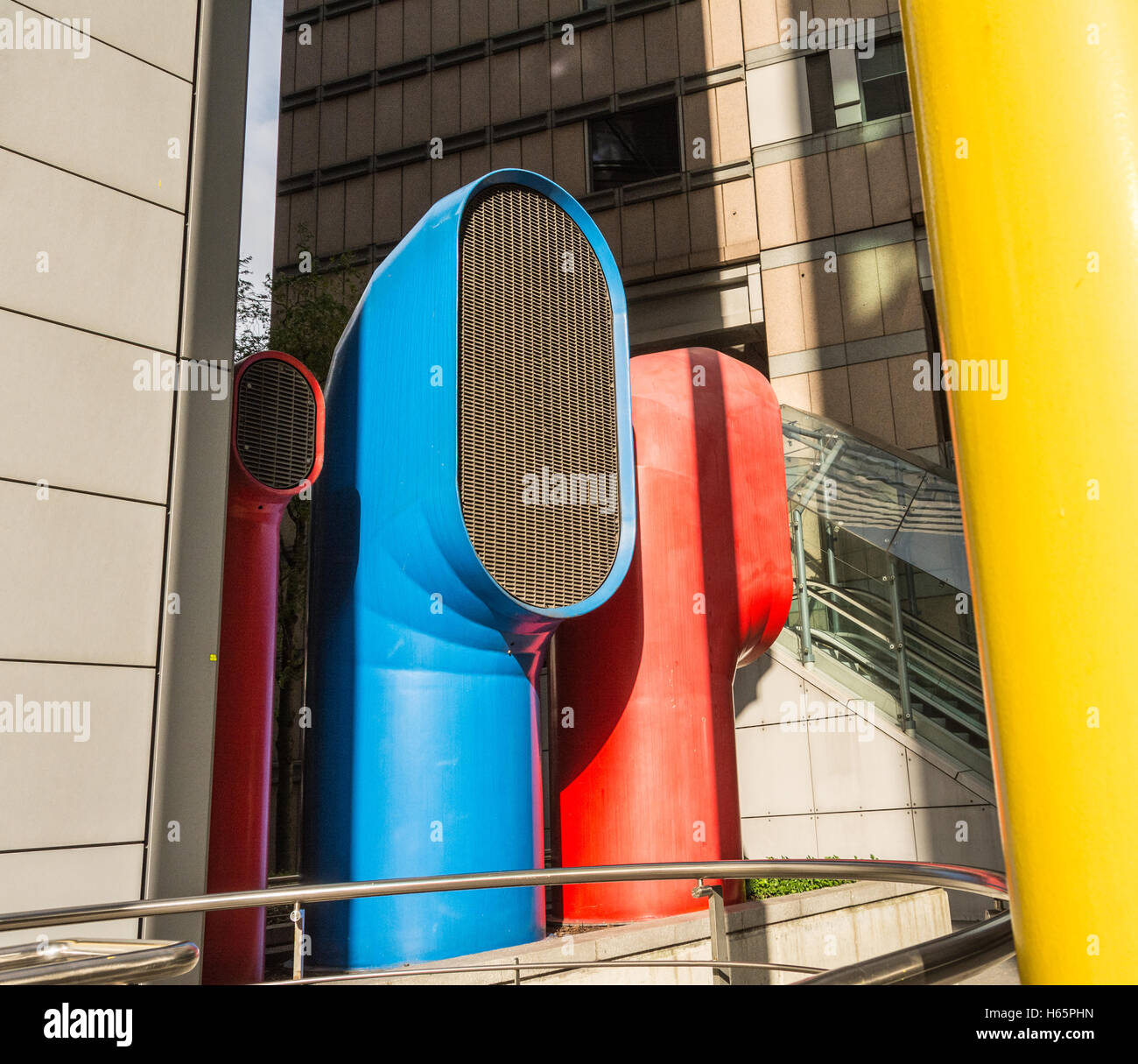 Vivacemente colorato pozzi di ventilazione a 88 Wood Street, nella città di Londra, Regno Unito Foto Stock