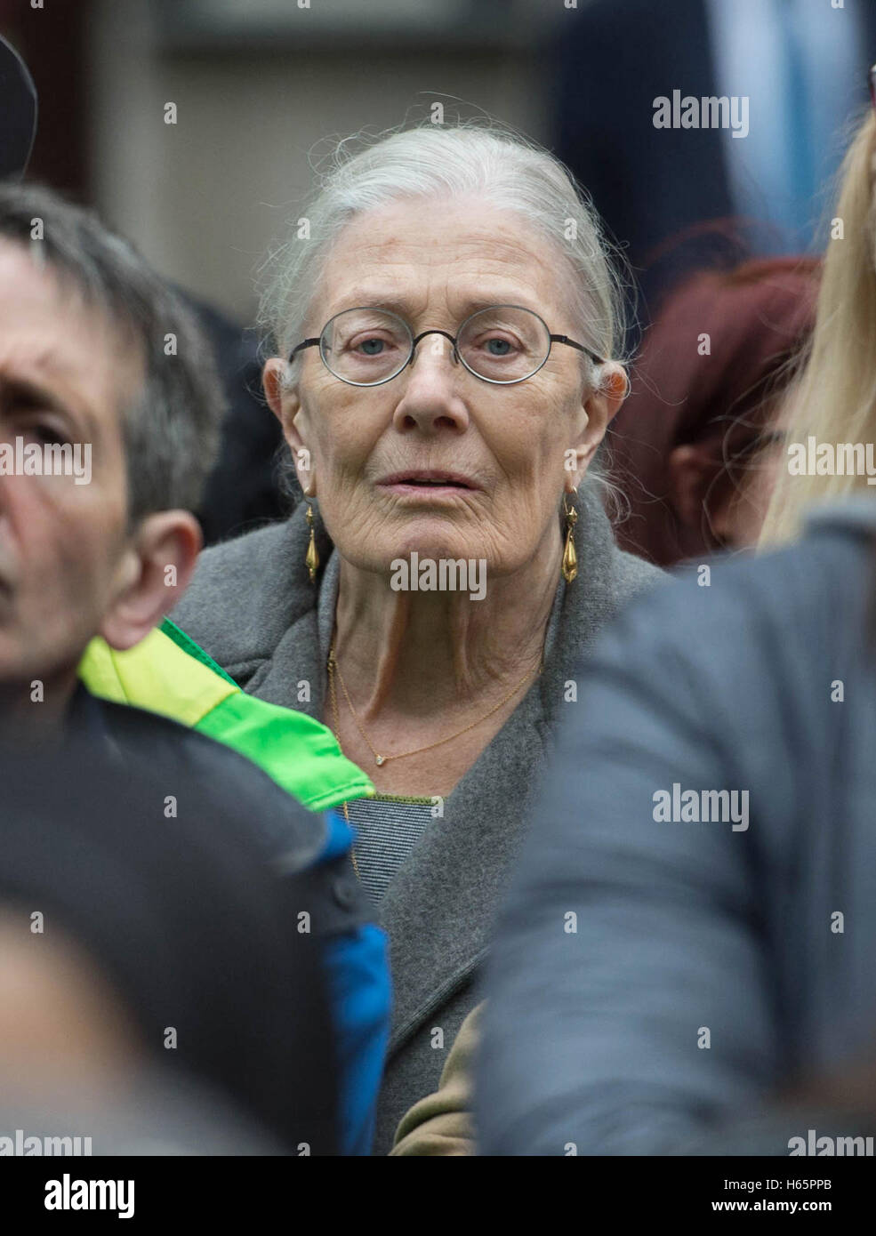 Vanessa Redgrave come ella assiste i cittadini un evento del Regno Unito al di fuori della Home Office di Londra, per accogliere l'arrivo del primo i bambini rifugiati come il Calais 'Jungle' inizia la demolizione. Foto Stock