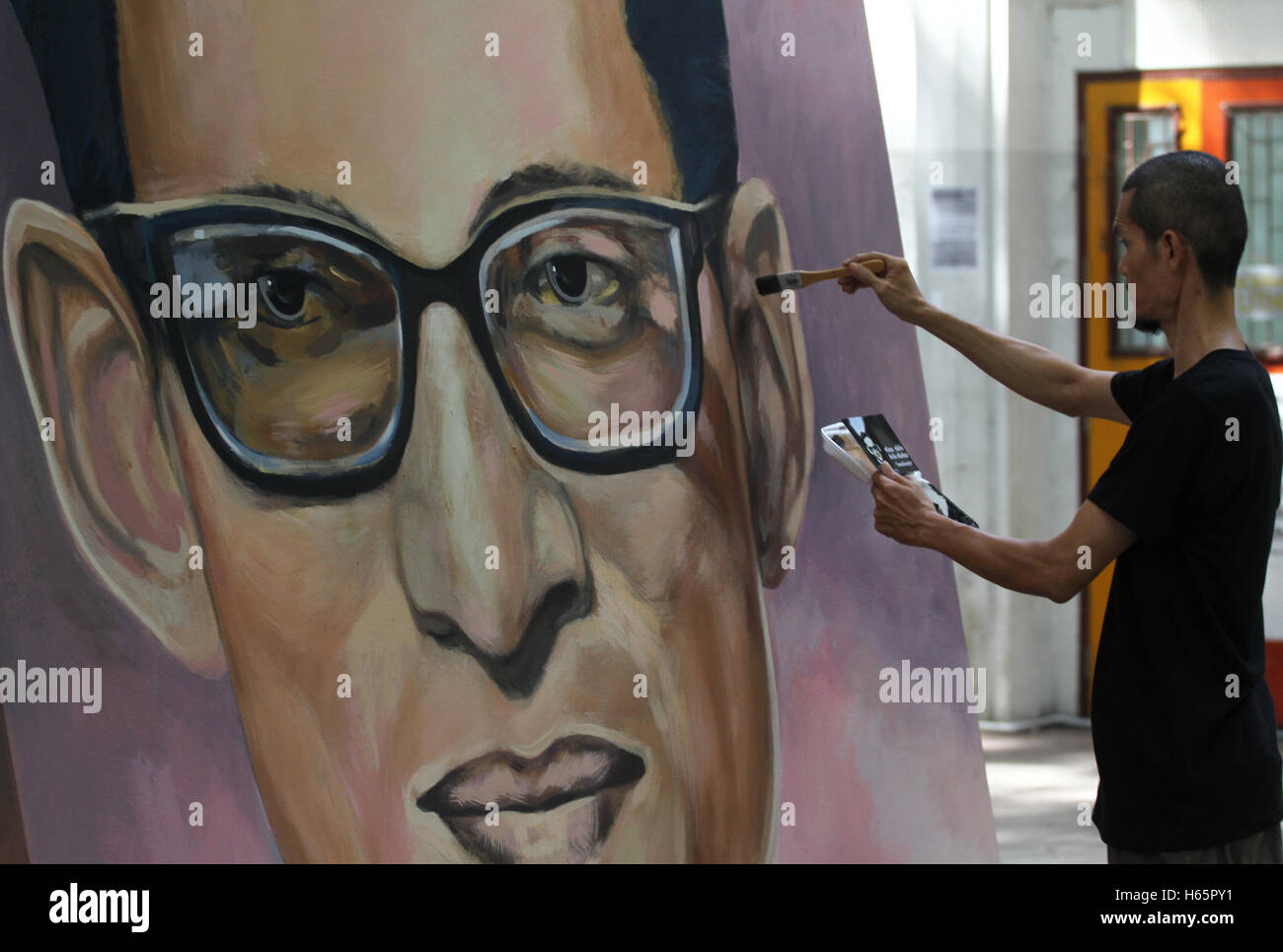 Bangkok, Tailandia. 24 ottobre, 2016. Gli ex alunni facoltà di pittura, scultura e arti grafiche da Silpakorn University dipingere ritratti di Thai Re Bhumibol Adulyadej come parte di lutto a Silpakorn University. L obiettivo è quello di richiamare tutte le 89 foto dall' età di lui prevista per il completamento entro 100 giorni durante il Re Bhumibol, la più lunga del mondo monarca regnante morì all'età di 89 in Siriraj hospital. Credito: PACIFIC PRESS/Alamy Live News Foto Stock