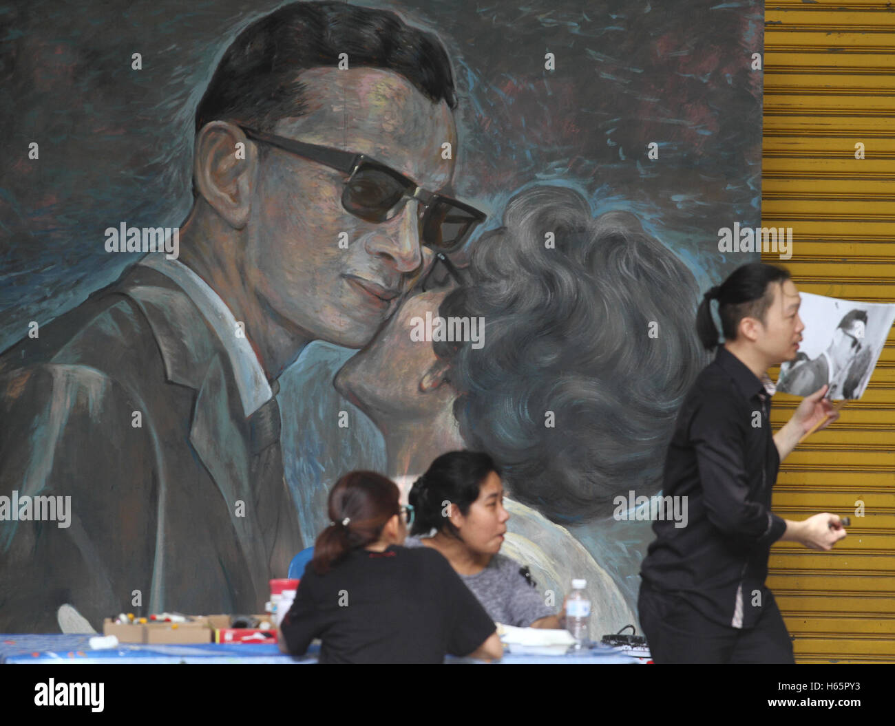 Bangkok, Tailandia. 24 ottobre, 2016. Gli ex alunni facoltà di pittura, scultura e arti grafiche da Silpakorn University dipingere ritratti di Thai Re Bhumibol Adulyadej come parte di lutto a Silpakorn University. L obiettivo è quello di richiamare tutte le 89 foto dall' età di lui prevista per il completamento entro 100 giorni durante il Re Bhumibol, la più lunga del mondo monarca regnante morì all'età di 89 in Siriraj hospital. Credito: PACIFIC PRESS/Alamy Live News Foto Stock