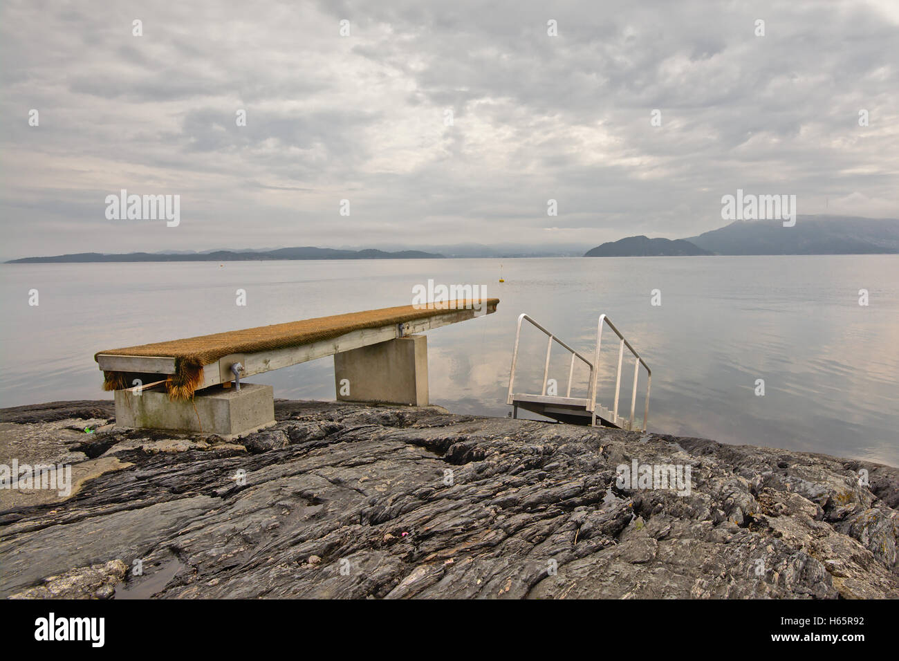 Trampolino di lancio lungo un fiordo di Stavanger in Norvegia Foto Stock