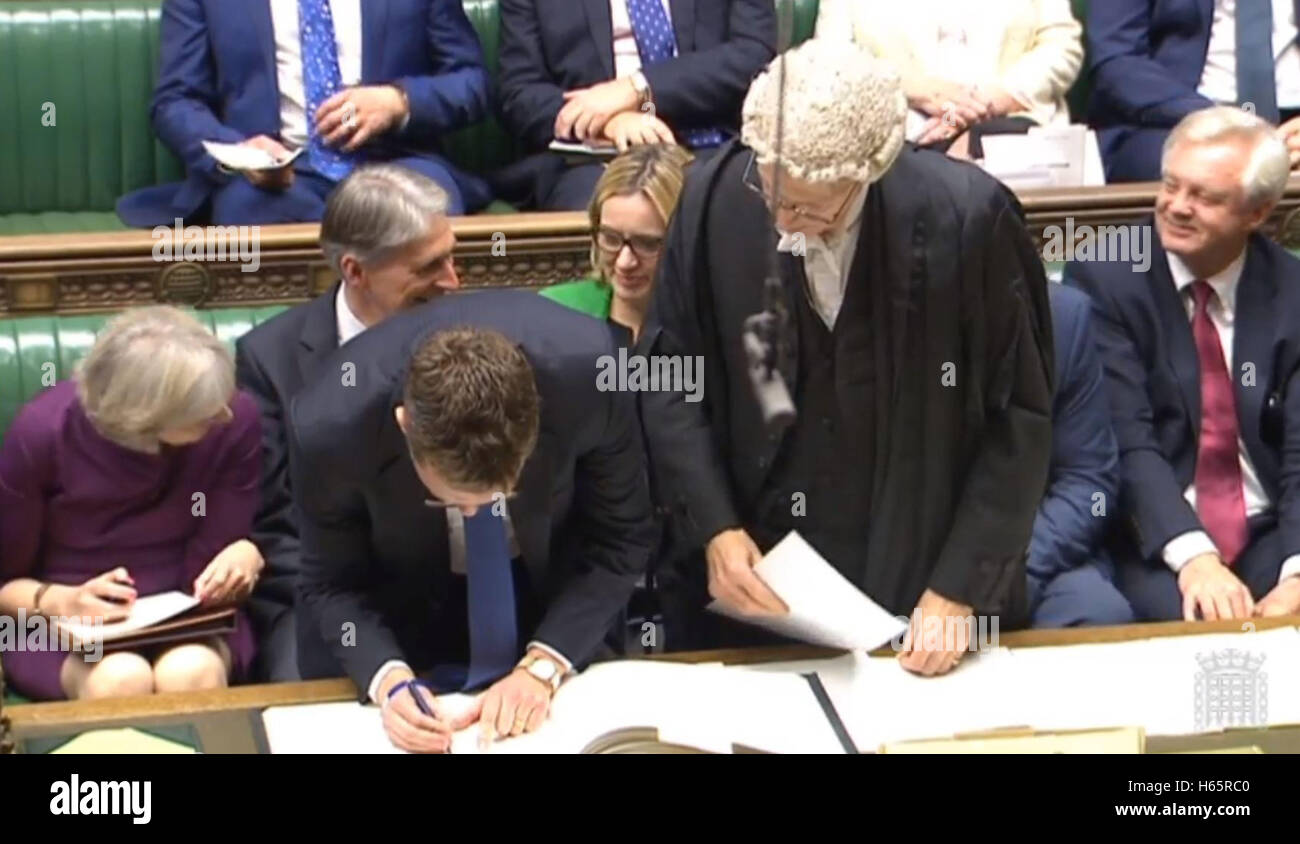 Il deputato conservatore Robert Courts firma il registro dopo essere stato giurato come nuovo deputato per Witney & West Oxfordshire nella Camera dei Comuni, Londra. Foto Stock