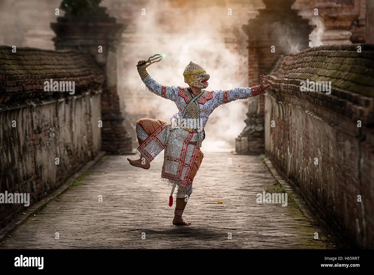 Rigorosamente KHON DANCING (Hanuman): Khon è tradizionale dance drama arte della classica Tailandese, mascherato questa performance è il Ramayana epic Foto Stock