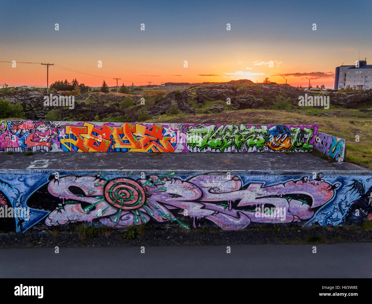 Graffiti su un edificio demolito, Hafnarfjordur un sobborgo di Reykjavik, Islanda. Questa immagine viene girato utilizzando un drone. Foto Stock