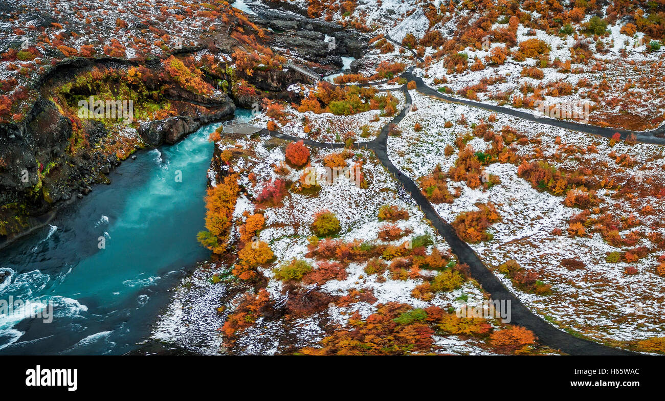 Cascate Hraunfossar in autunno, Borgafjordur, Islanda. Questa immagine viene girato utilizzando un drone. Foto Stock