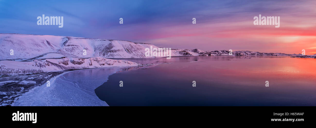 Tramonto in inverno sul lago Kleifarvatn situato ad una breve tratta di auto da Reykjavik, Islanda. Questa immagine viene girato con un drone. Foto Stock